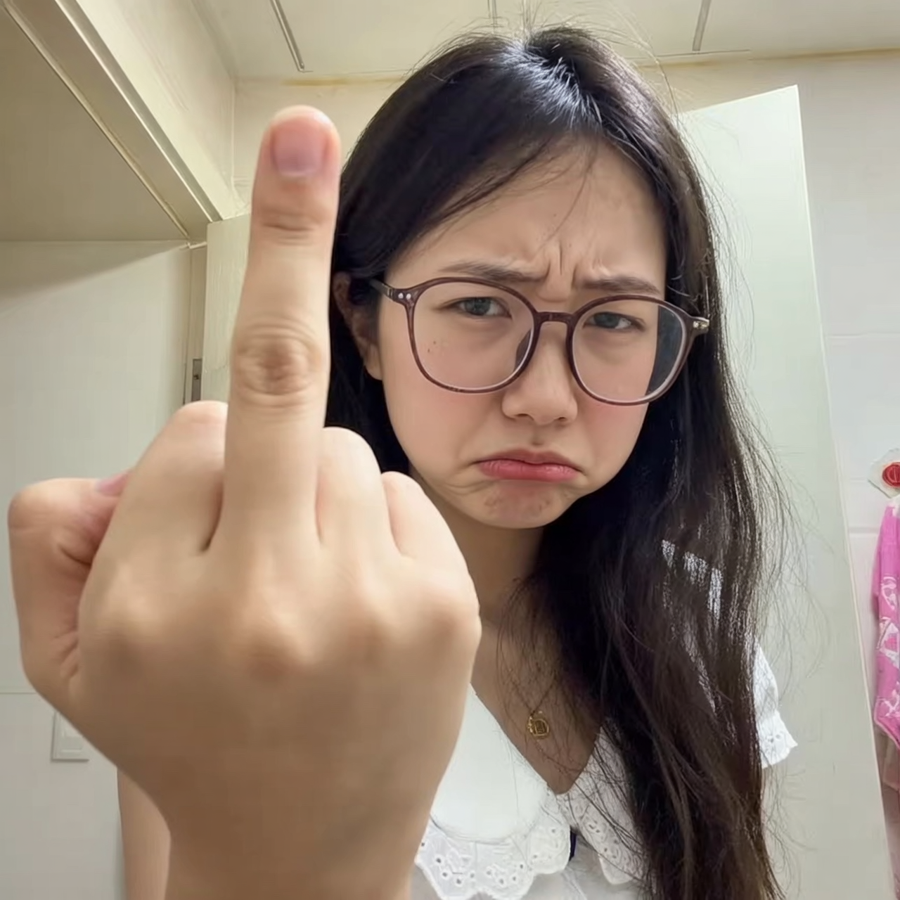 嫌弃脸竖中指
